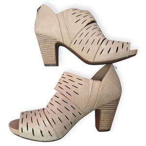 Clarks Women's Okena Posh Beige Tan Brown Leather Heels Shoes Booties sz 7.5